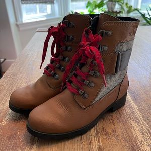 Girls size 1 Sorel boots.